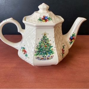 Vintage Sadler Salem Christmas Eve Porcelain Teapot. Vintage